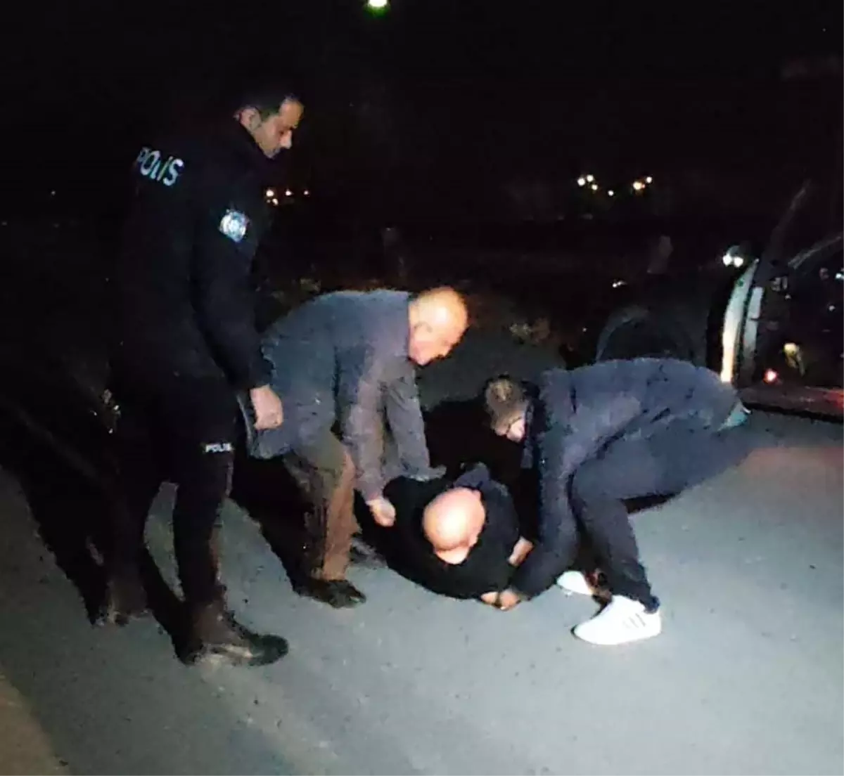 Alkollü Sürücü ve Yanındaki Kadın, Polisle Tartıştı: İkisi Tutuklandı