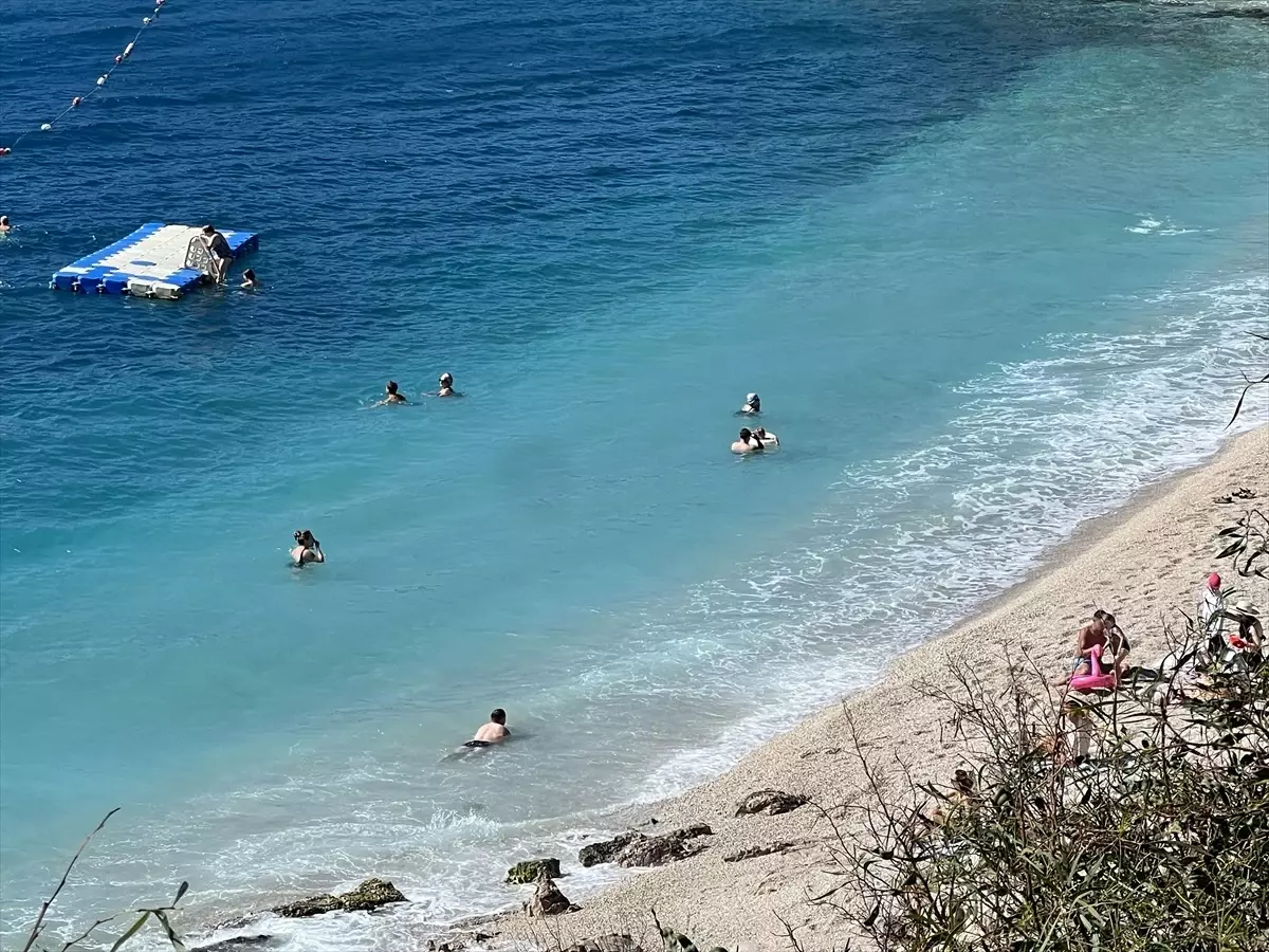 Kaş'ta Güneşli Hava, Turistleri Sahillere Çekti