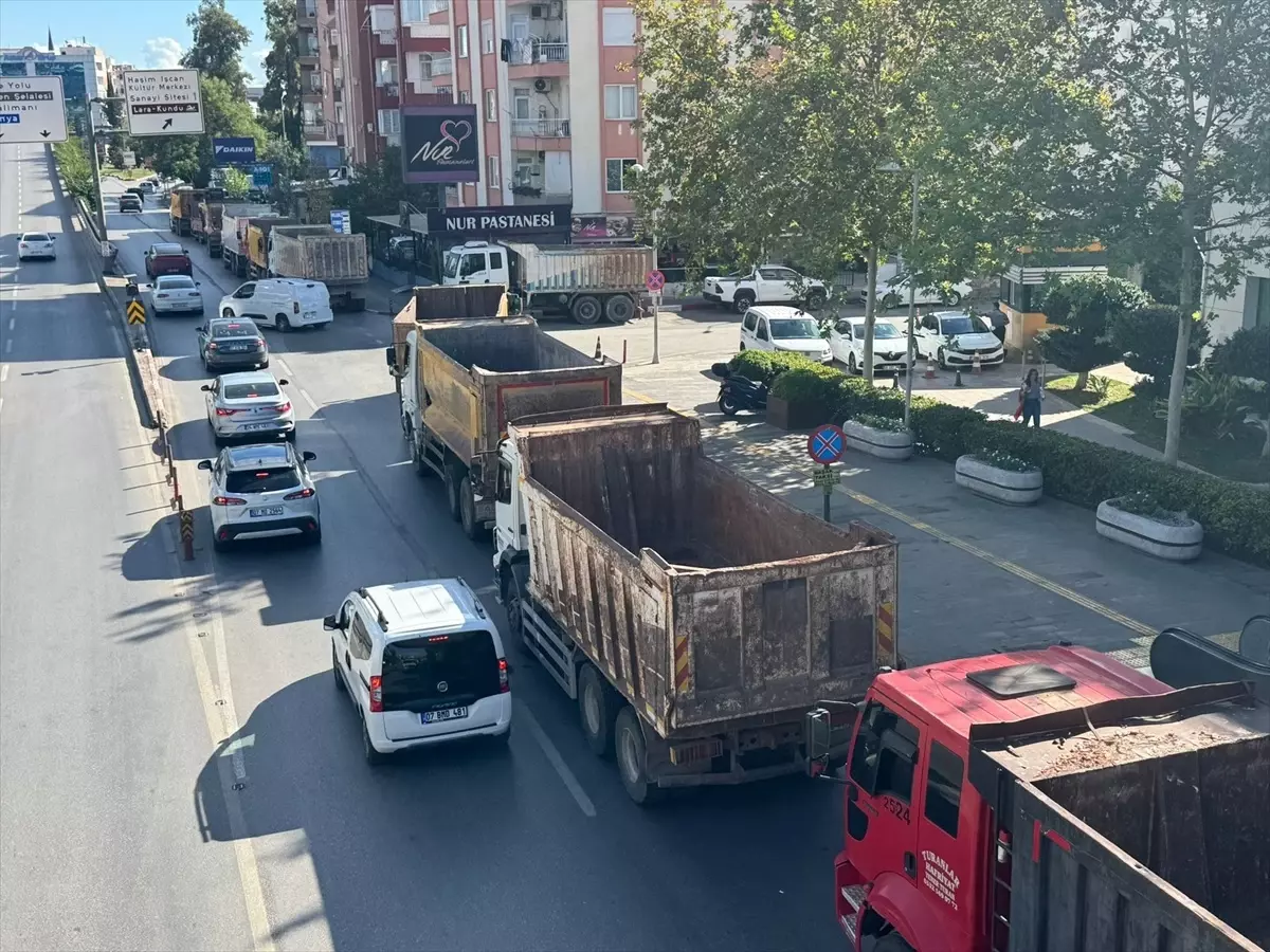 Antalya'da Hafriyat Kamyonu Şoförlerinden Cezalara Protesto