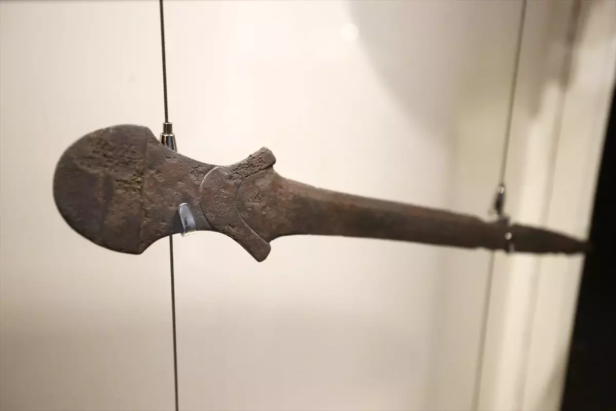 Malatya'daki Arslantepe Höyüğü'nde 5 Bin 500 Yıllık Kılıçlar Keşfedildi