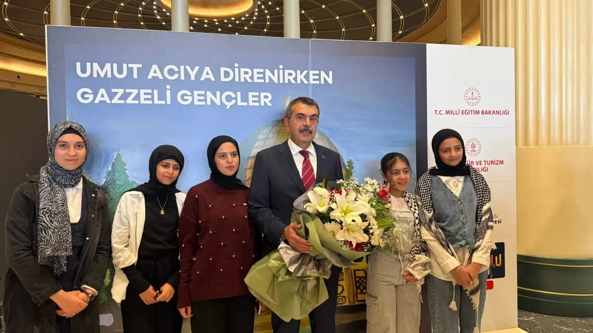 Milli Eğitim Bakanı Tekin, Filistinli Öğrencilerin Sergisini Ziyaret Etti