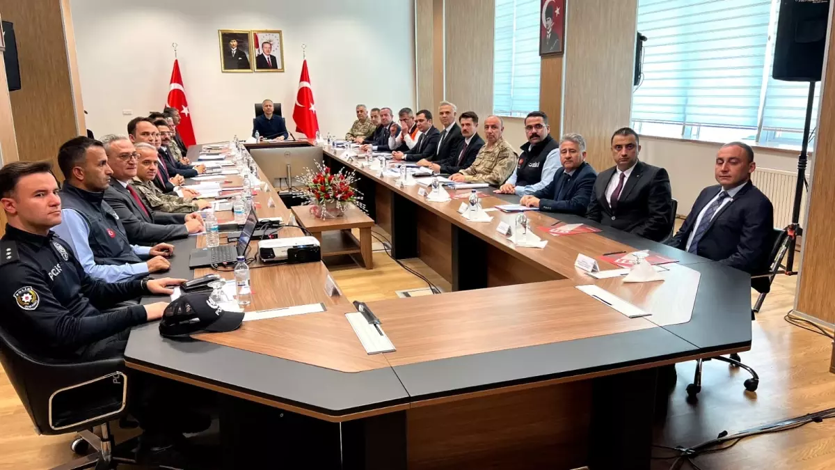 Bakan Yerlikaya, Hakkari'de Sınır Güvenliği Toplantısına Katıldı