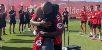 Beğeni yağıyor! Yıldız futbolcunun eşine unutamayacağı destek