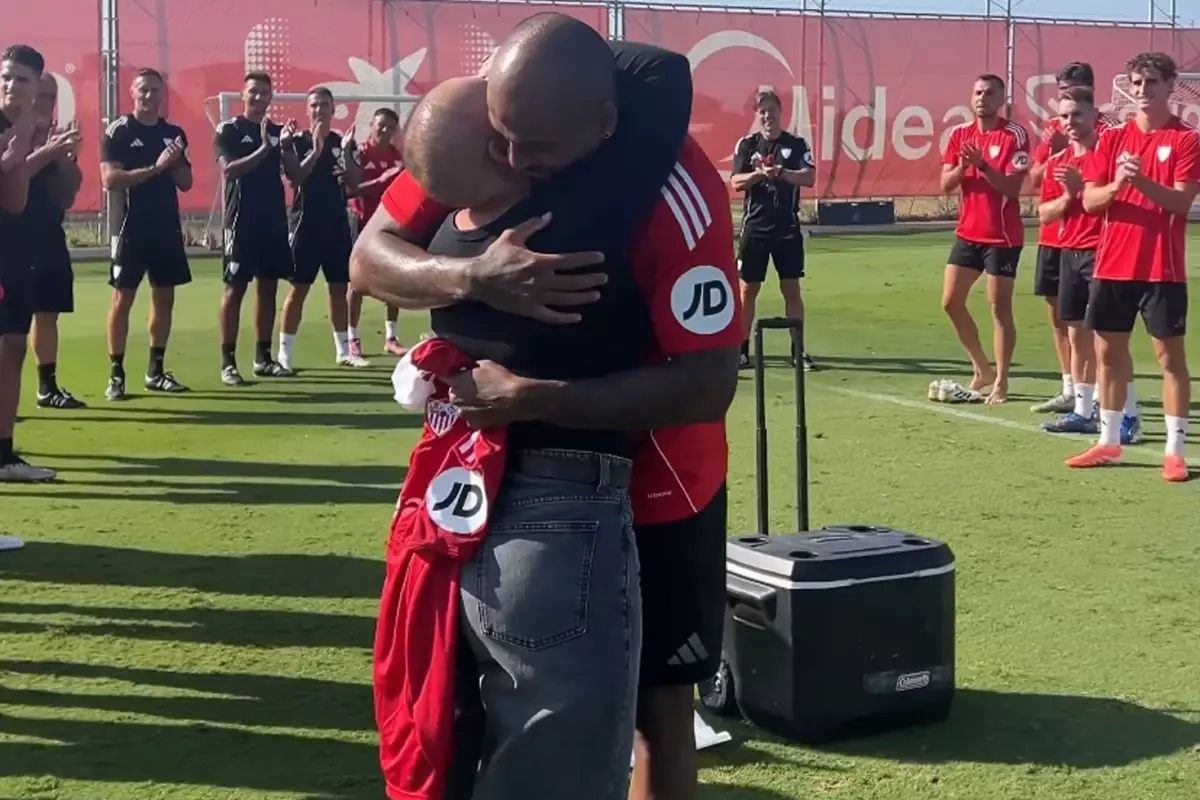 Beğeni yağıyor! Yıldız futbolcunun eşine unutamayacağı destek