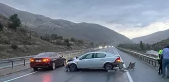 Erzincan'da Bariyere Çarpan Otomobilde 3 Yaralı