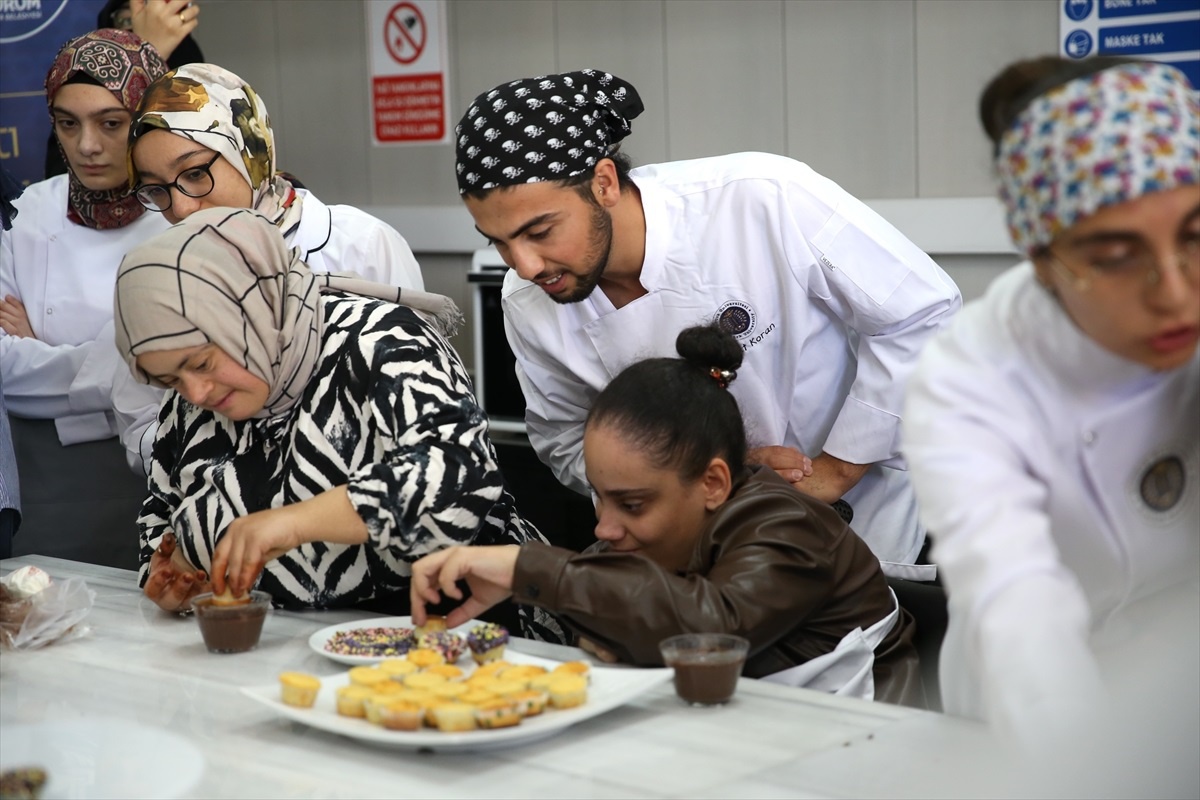 Engelli Öğrenciler Pasta Yapmayı Öğreniyor