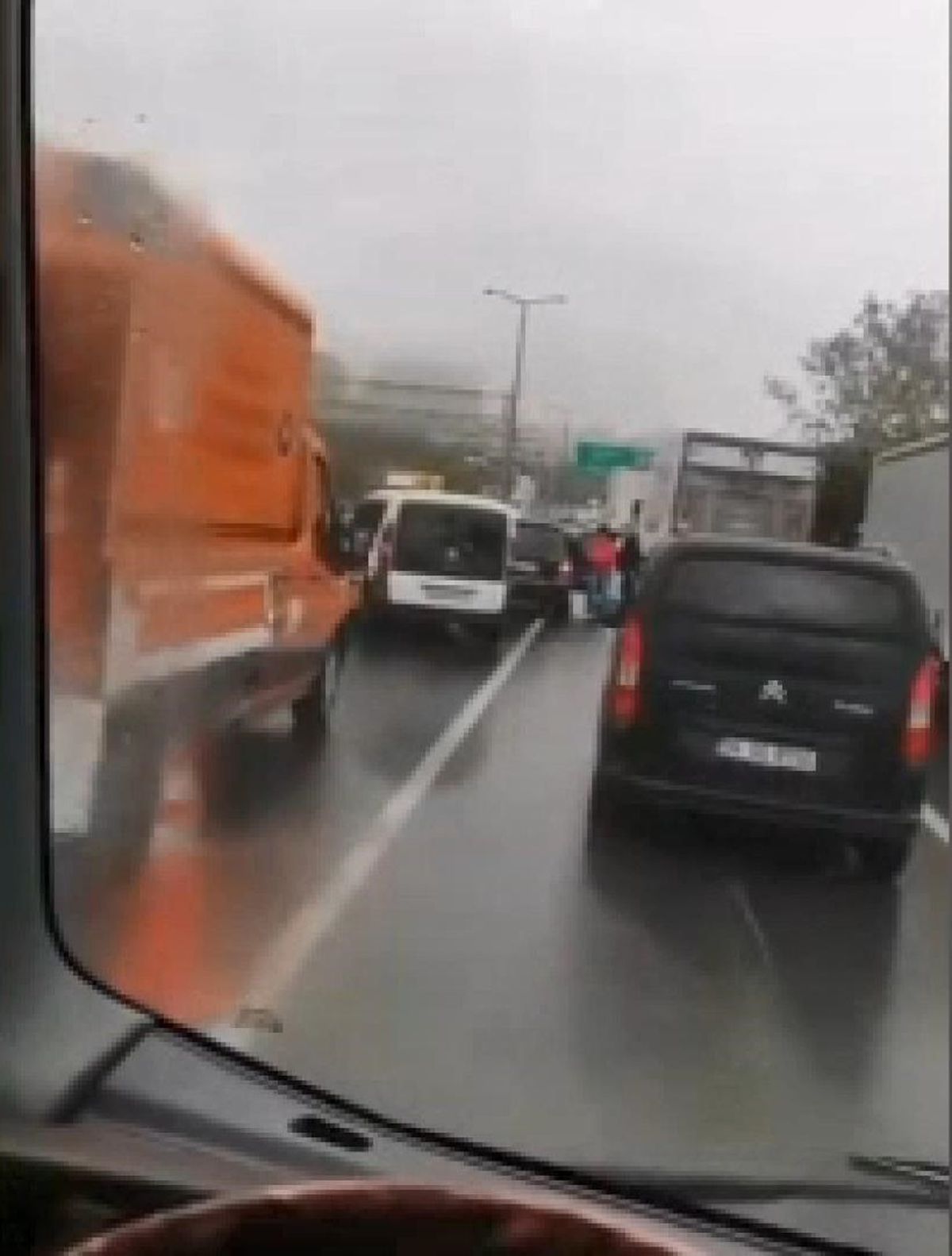 TEM Otoyolu'nda Zincirleme Kaza: Kadın Sıkışarak Yaralandı