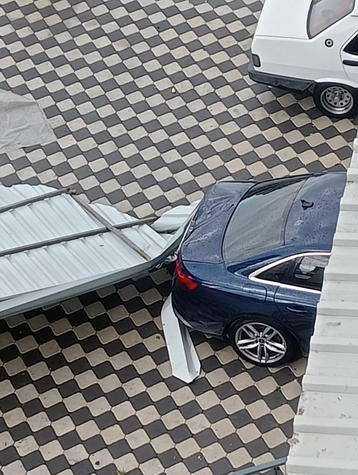 Dörtyol'da Fırtına İki Bina Çatısını Uçurdu ve Araçlara Zarar Verdi