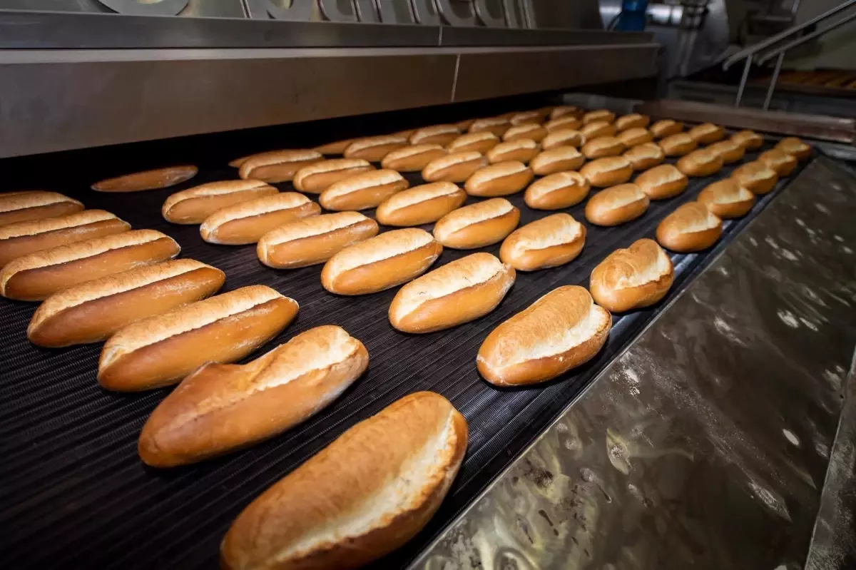 İzmir'de Halk Ekmek Fiyatlarına Zam Yapıldı
