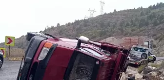 Karabük'te Kamyonetin Su Kanalına Devrilmesi: 5 Yaralı