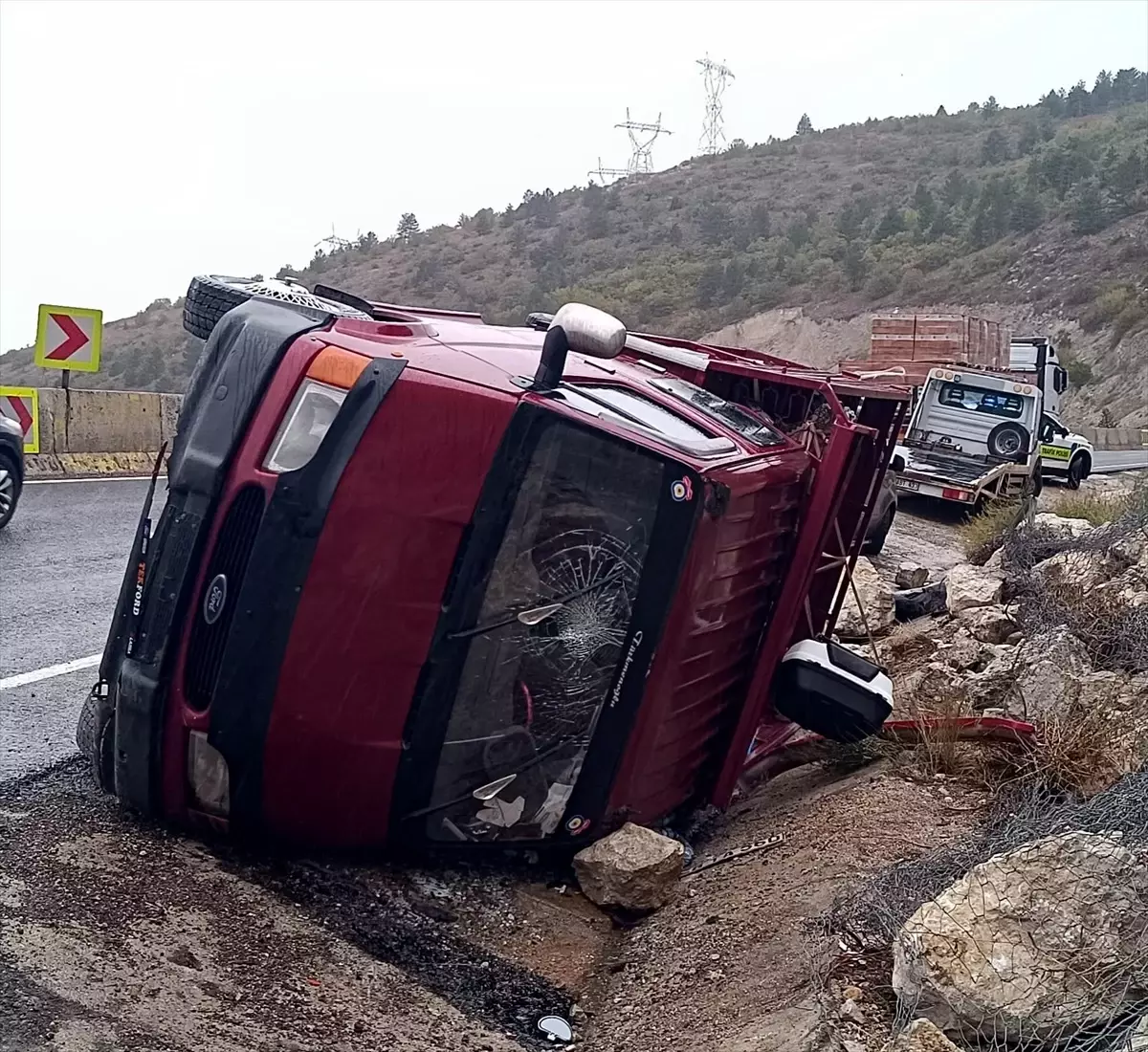 Karabük'te Kamyonetin Su Kanalına Devrilmesi: 5 Yaralı