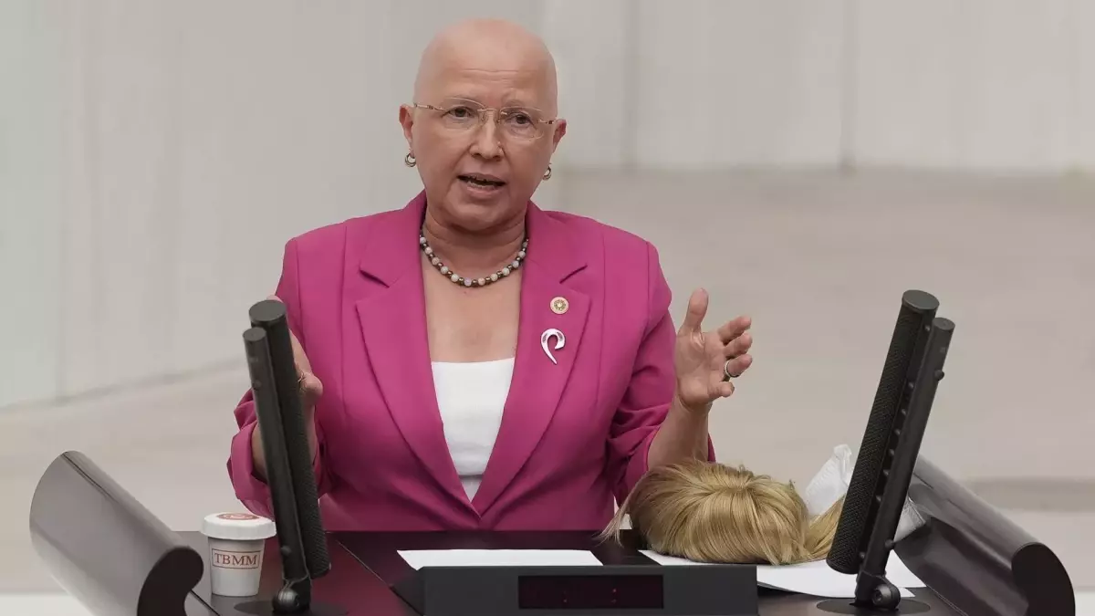 Kürsüde peruğunu çıkaran CHP'li Nurten Yontar kanseri yendiğini duyurdu