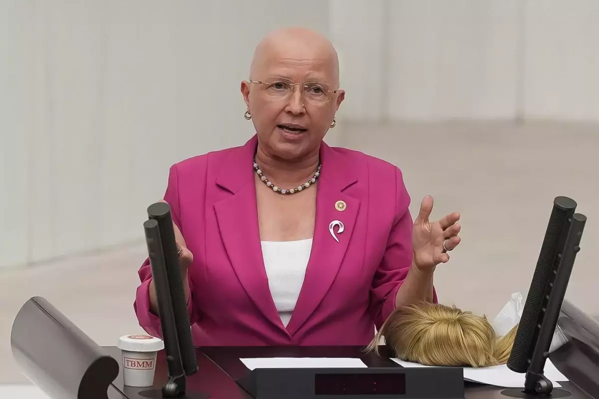 Kürsüde peruğunu çıkaran CHP'li Nurten Yontar kanseri yendiğini duyurdu