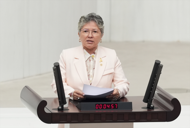 CHP's Nurten Yontar, who removed her wig at the podium, announced that she has overcome cancer