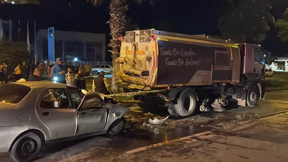 Kuşadası'nda Otomobil Temizlik Aracına Çarptı, Sürücü Hayatını Kaybetti