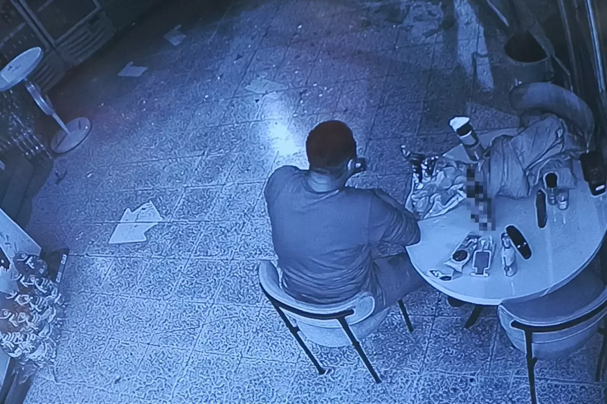 Marketin camını taşla kırdı, içeride yiyip içip keyif yaptı