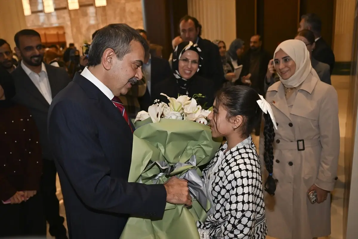 Bakan Tekin, Filistinli Öğrencilerin Resim Sergisini Ziyaret Etti