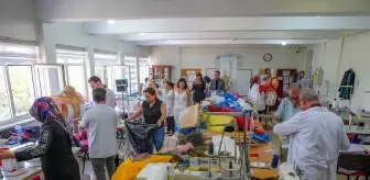 Sahne dekoru ve kostümlerinden arta kalan malzemelerle kıyafet tasarladılar