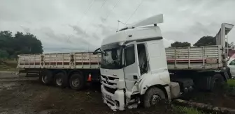 Samsun'da Tır Yol Kenarındaki Elektrik Direğine Çarptı