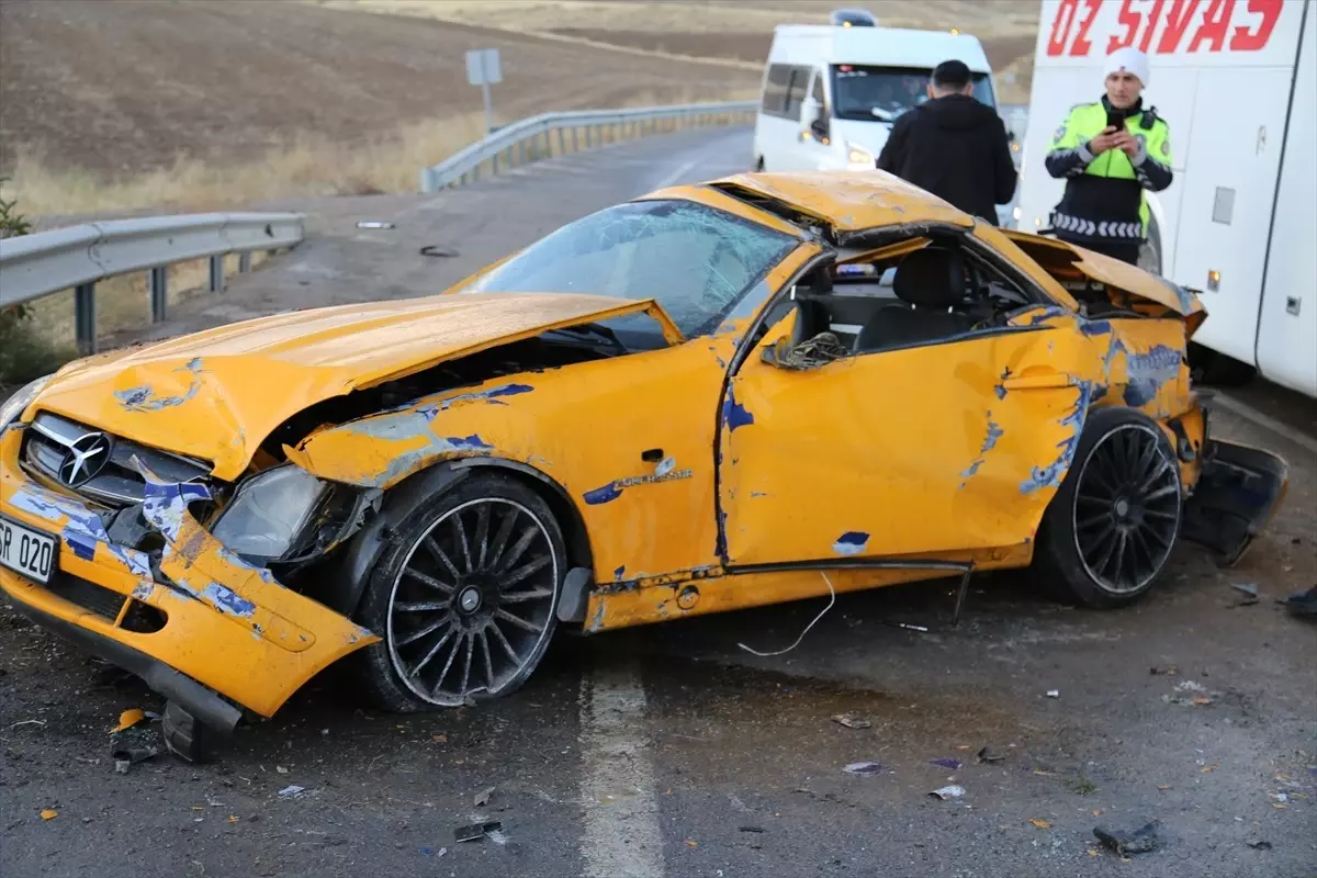 Sivas'ta İki Otomobil Çarpıştı: İki Sürücü Ağır Yaralandı