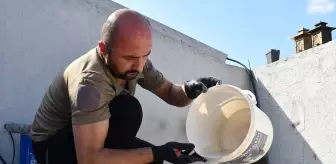 Şube başkanlığını yaptığı dernek yararına evinde dekoratif objeler üretiyor