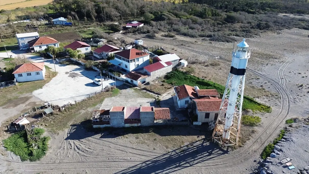 Tarihi Bafra Feneri, Denizle Mücadele Ediyor