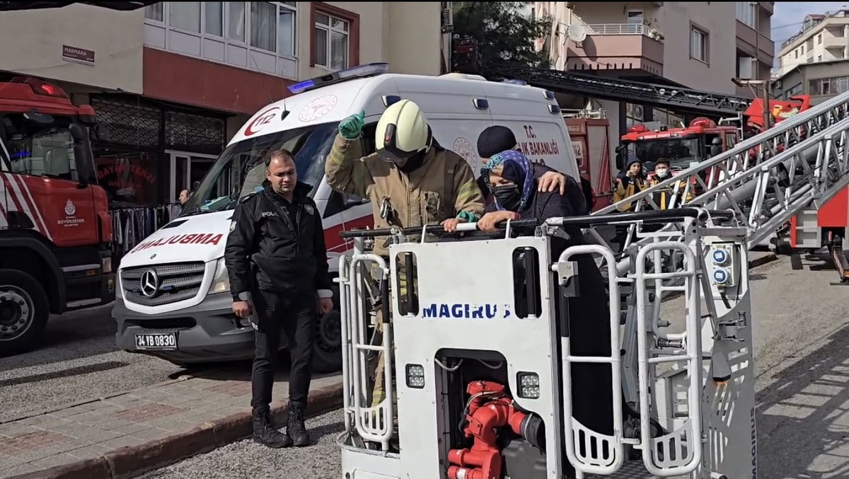 Ümraniye'de 3 Katlı Binada Yangın: 4 Kişi Kurtarıldı