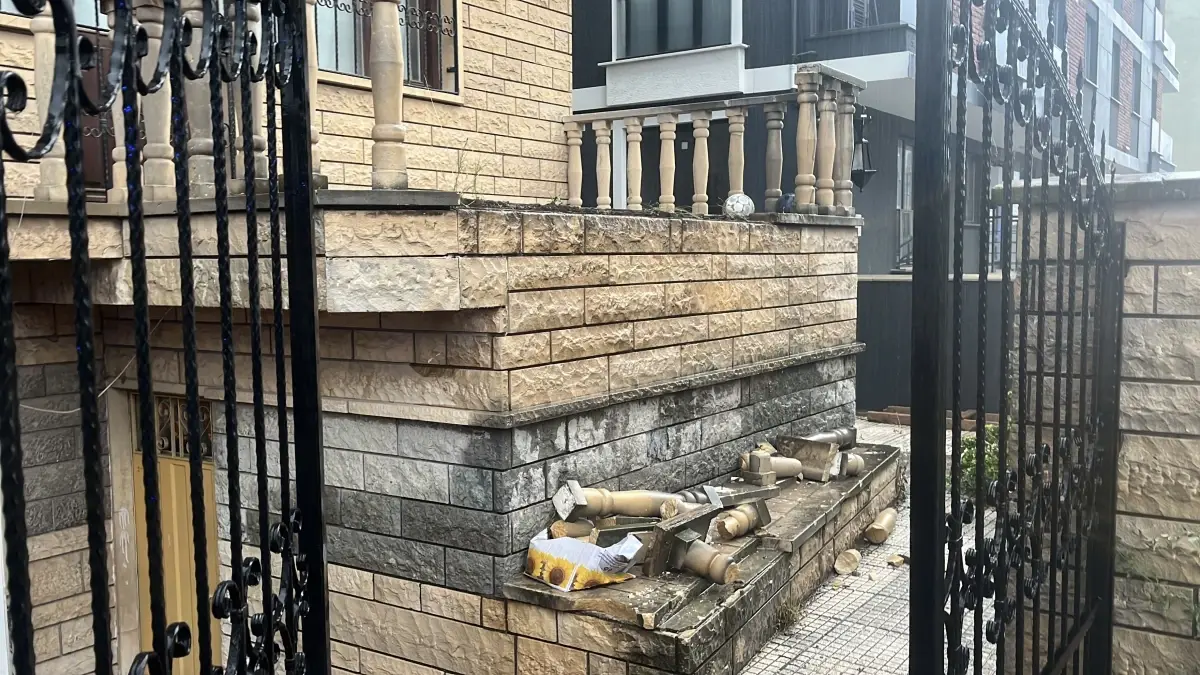 Kocaeli'de Beton Korkuluk Altında Kalan 14 Yaşındaki Çocuk Yaralandı