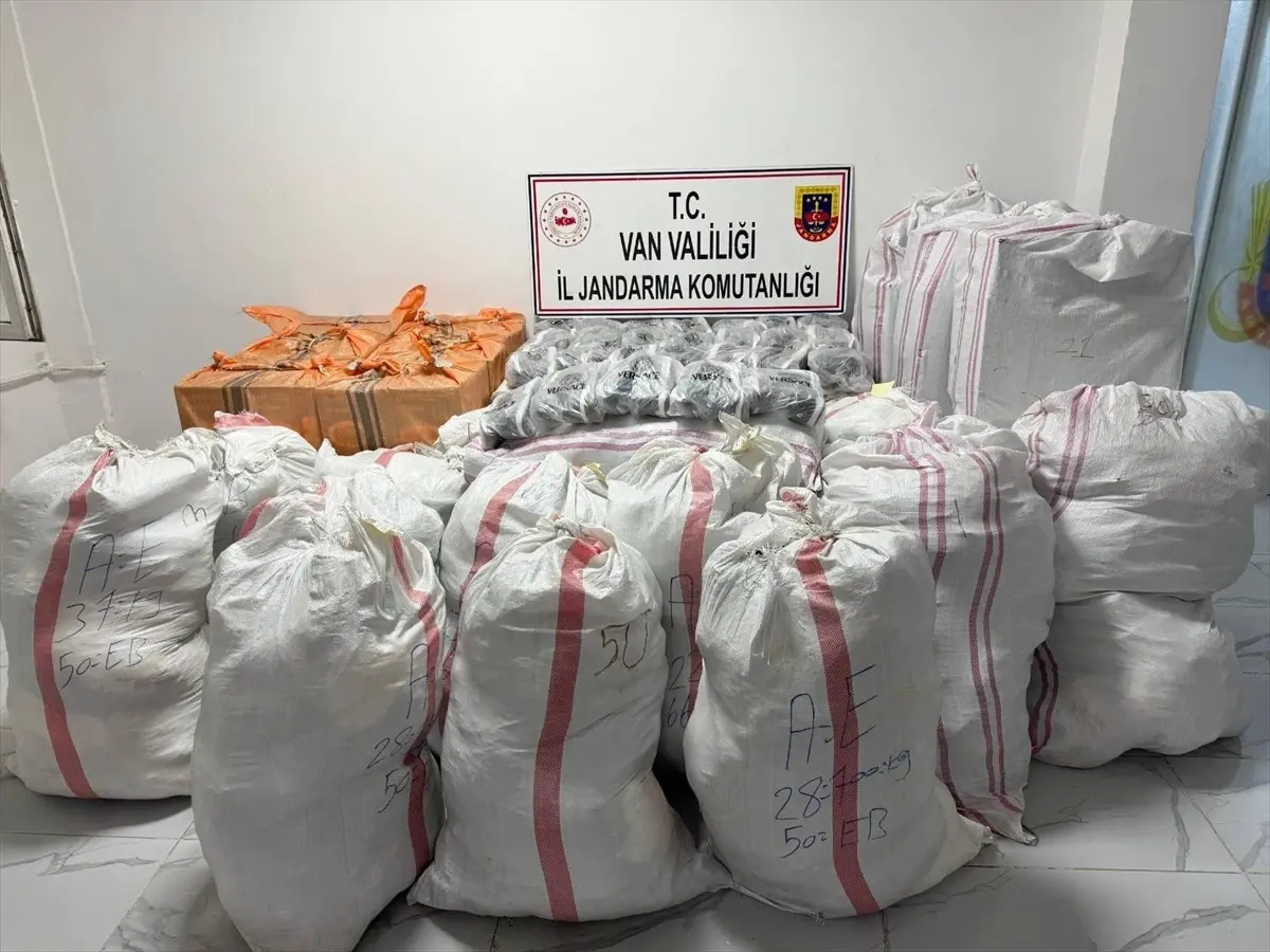 Van'da Gümrük Kaçağı Malzemeler Ele Geçirildi