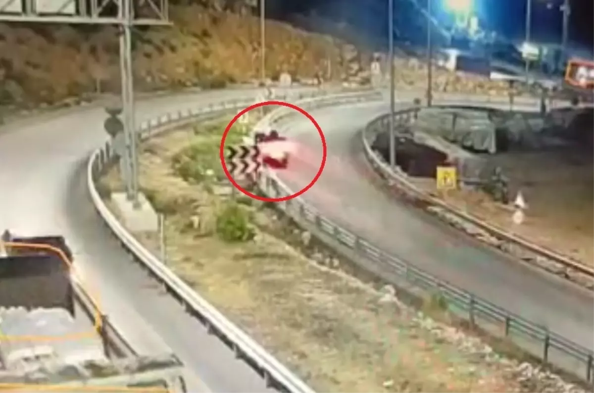 Mersin'de Bariyerlere Çarpan Kamyonet Kazasında Sürücü Hayatını Kaybetti