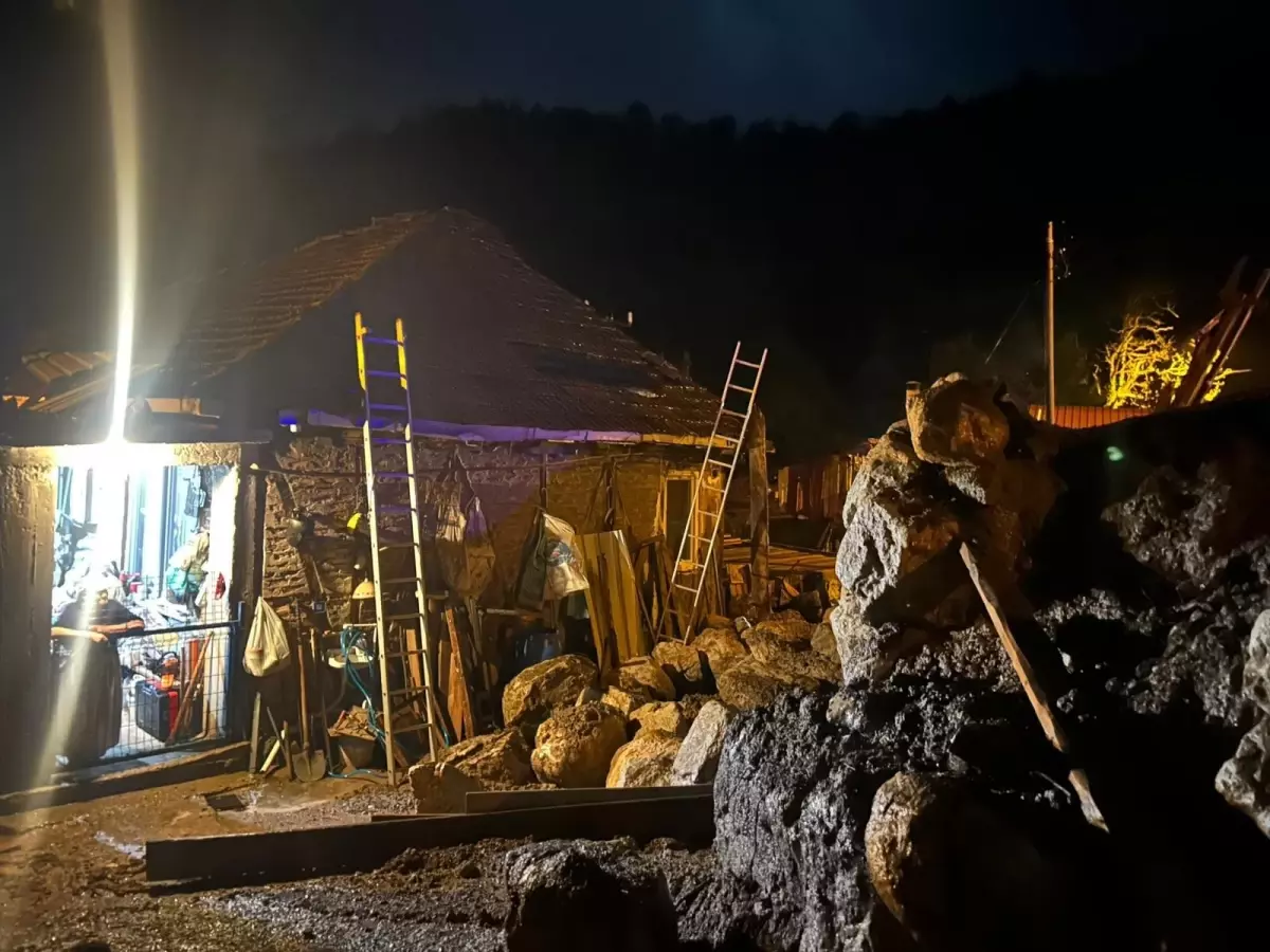 Bartın'da Heyelan: 2 Ev Etkilendi, 5 Kişi Tahliye Edildi