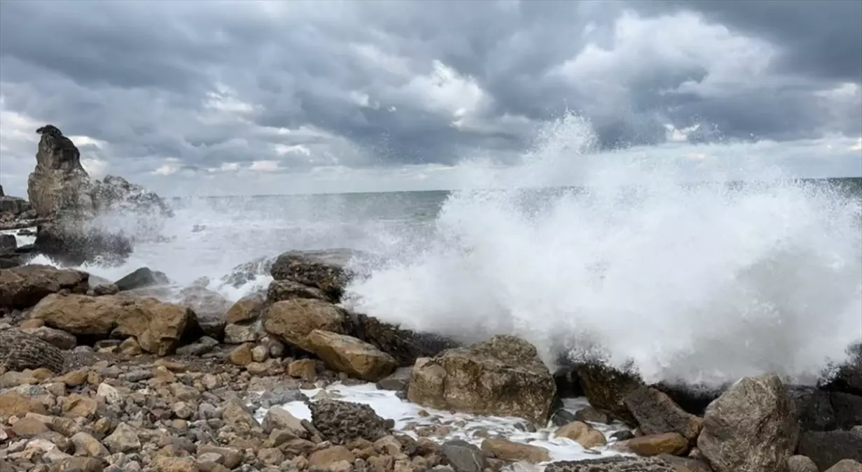 Amasra'da Şiddetli Rüzgar Hayatı Olumsuz Etkiledi