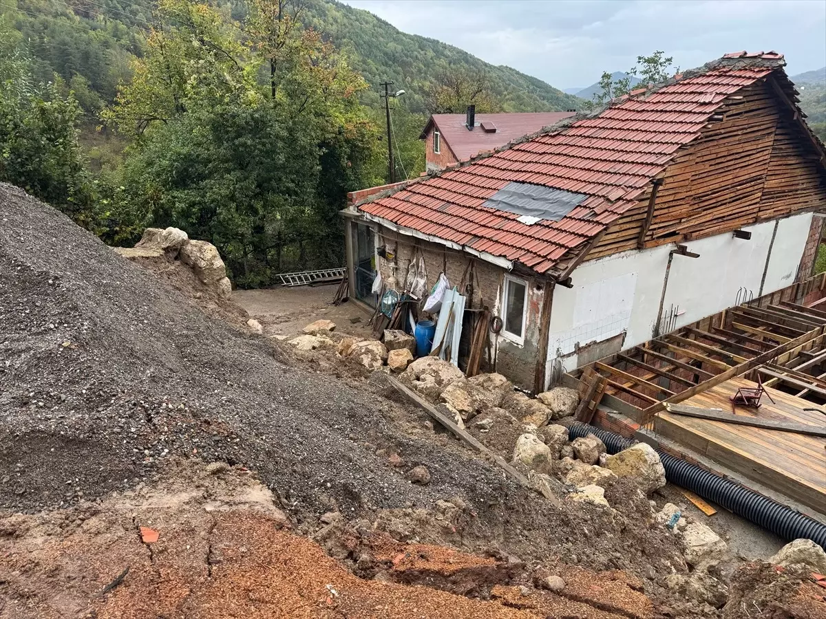 Bartın'da Heyelan: İki Katlı Ev Boşaltıldı