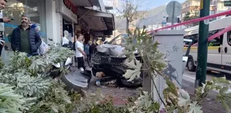 Bursa'da Otomobil Yayanın Üzerine Çarptı, Kaza Ortalığı Karıştırdı