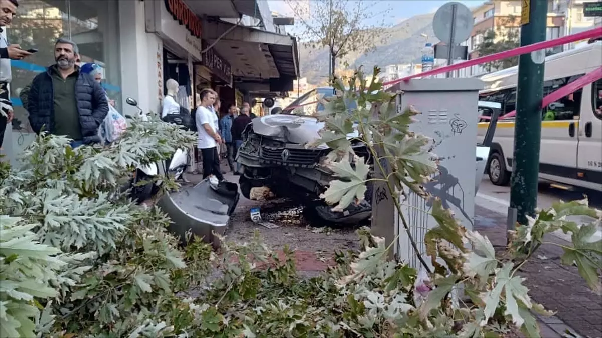 Bursa'da Otomobil Yayanın Üzerine Çarptı, Kaza Ortalığı Karıştırdı