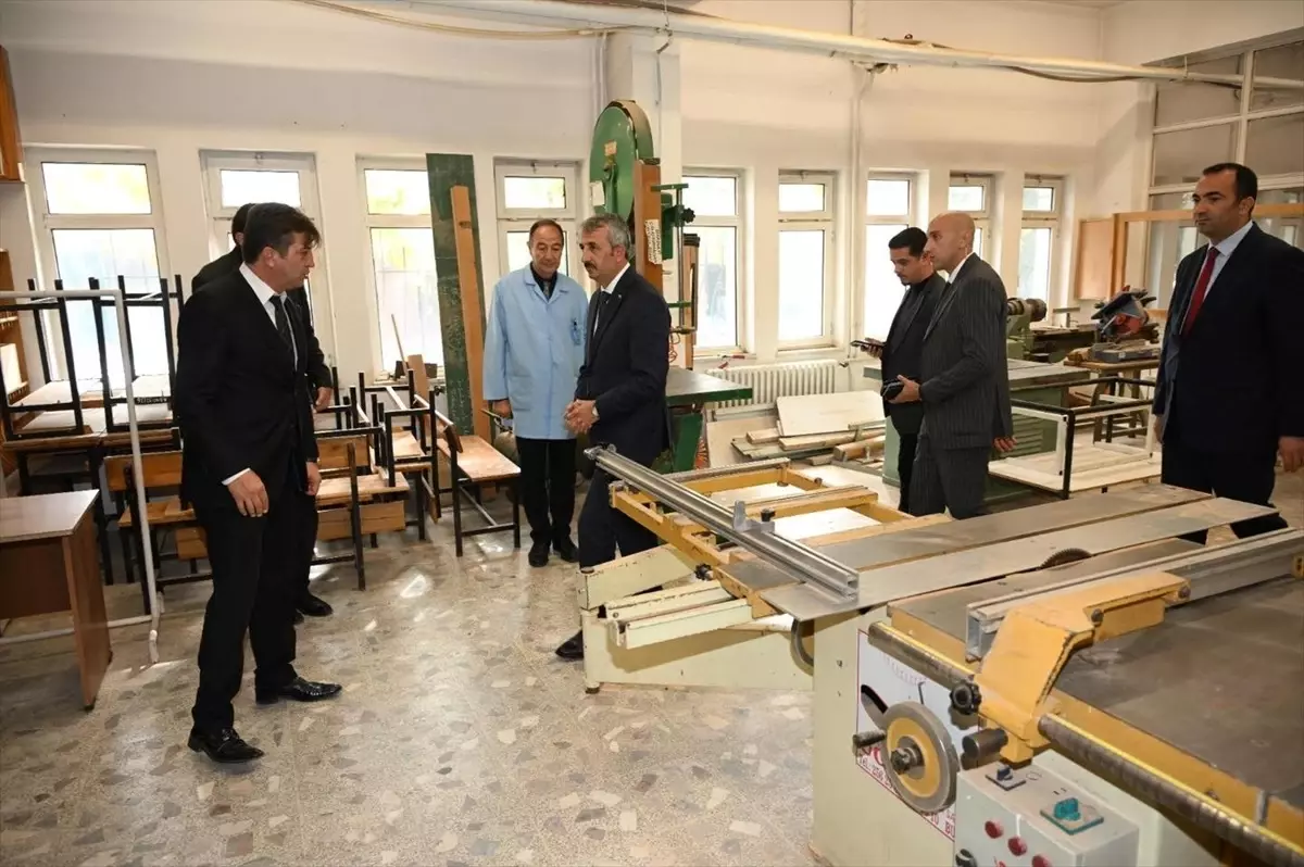 Edirne Valisi Yunus Sezer, Mesleki Eğitim Merkezini Ziyaret Etti