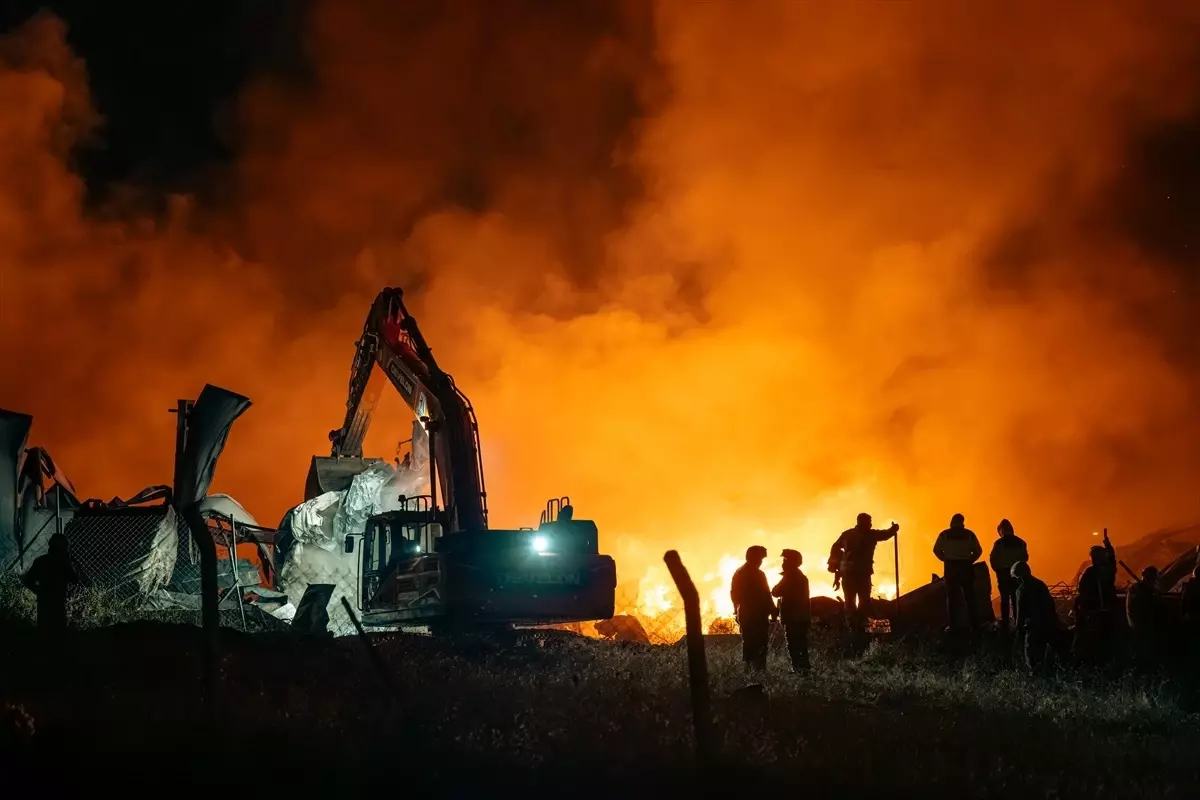 Elmadağ'daki Geri Dönüşüm Fabrikasında Yangın Kontrol Altına Alındı