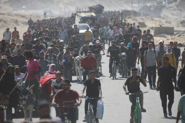 The moment Palestinians have been waiting for months! Trucks loaded with food and fruit have entered the Gaza Strip