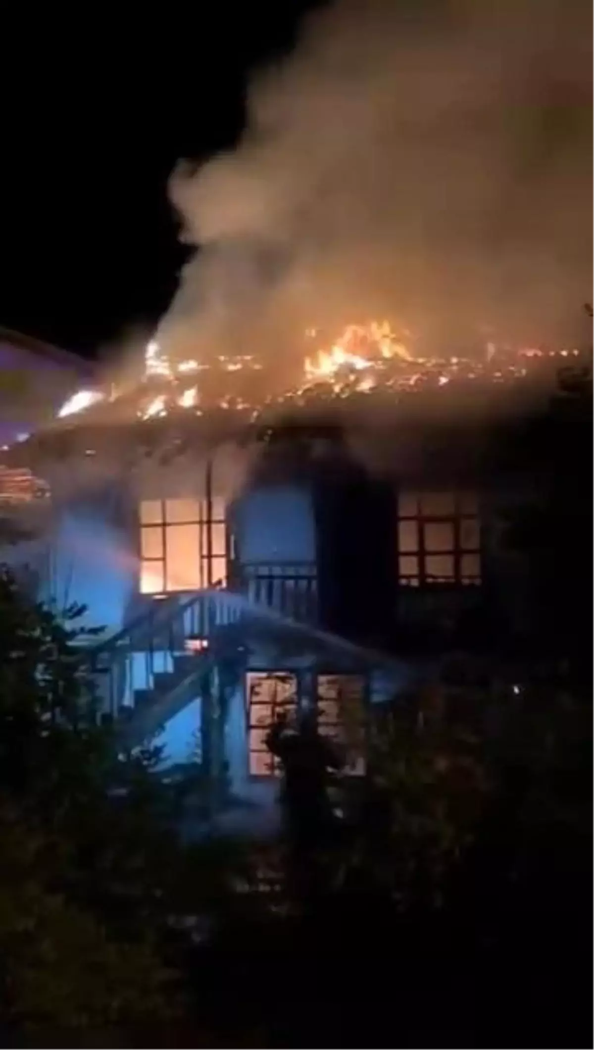 Gümüşhacıköy'de Yangın: İki Ev Zarar Gördü