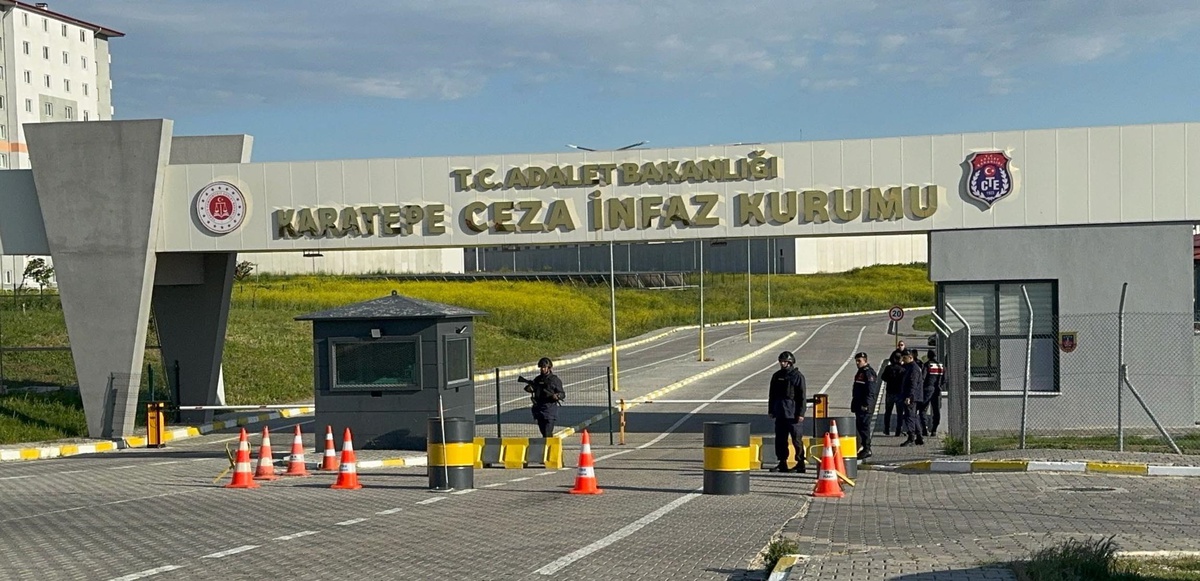 Cezaevinde Bıçaklı Saldırı: Üç Memur Yaralandı
