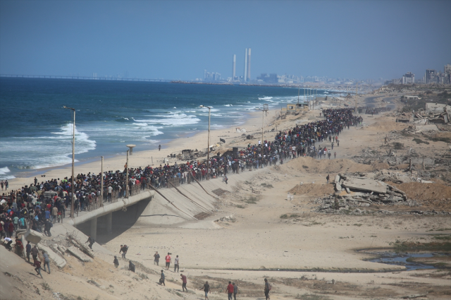 After Israel's withdrawal, Gazans began to return home