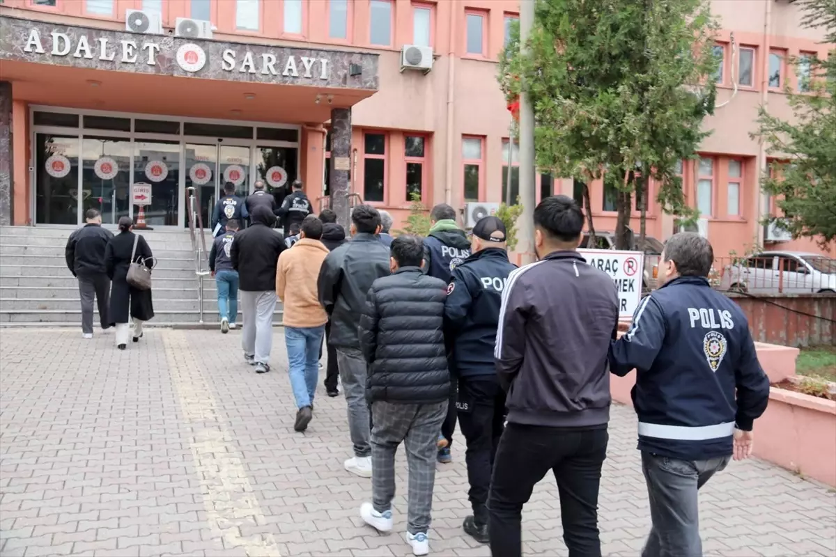 Karabük'te Siber Dolandırıcılık Operasyonu: 20 Şüpheli Gözaltına Alındı