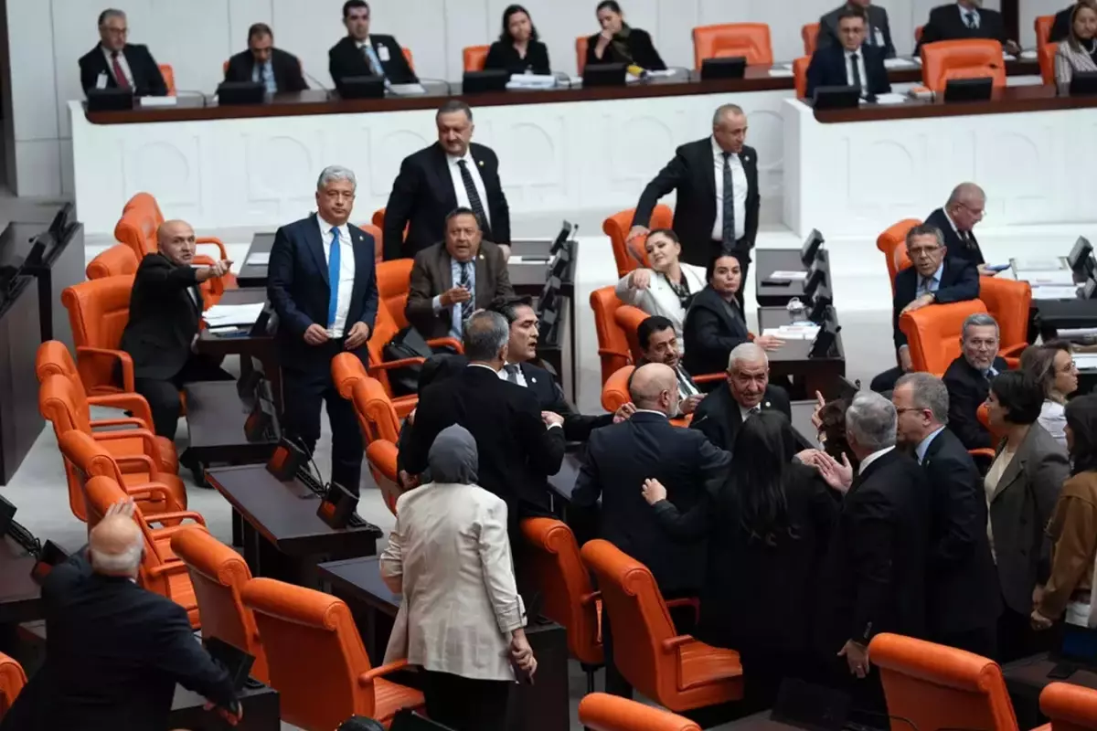Meclis yine karıştı! Milletvekilleri birbirlerinin üzerine yürüdü