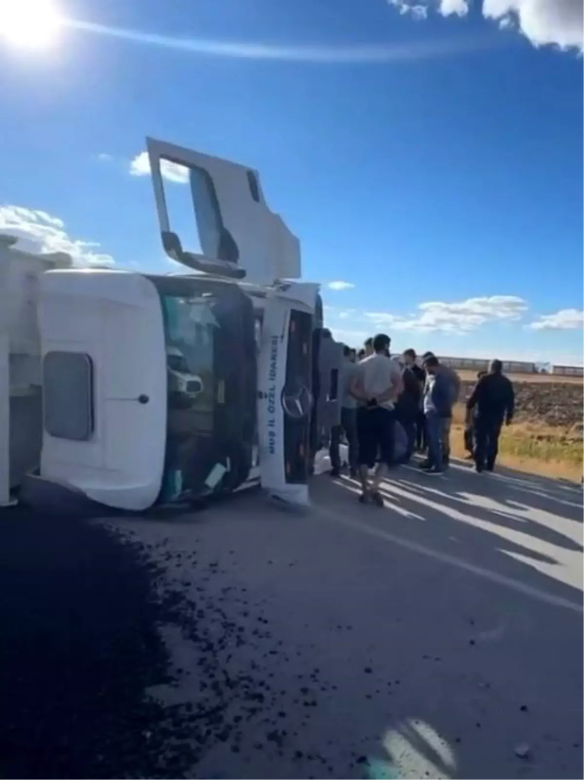 Muş'ta Asfalt Yüklü Kamyon Devrildi, Sürücü Yaralandı