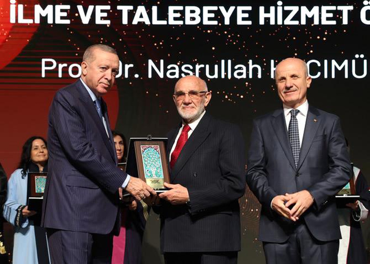 Prof. Dr. Nasrullah Hacımüftüoğlu'na özel ödül