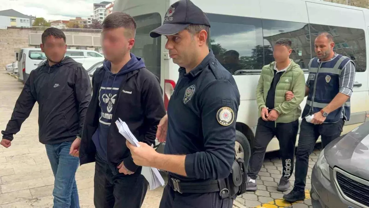 Samsun'da Sopayla Darbeye 3 Gözaltı