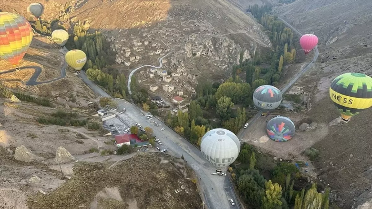 Soğanlı Vadisi'nde görsel şölen: Paramotor ve sıcak hava balonları gökyüzünü renklendirdi