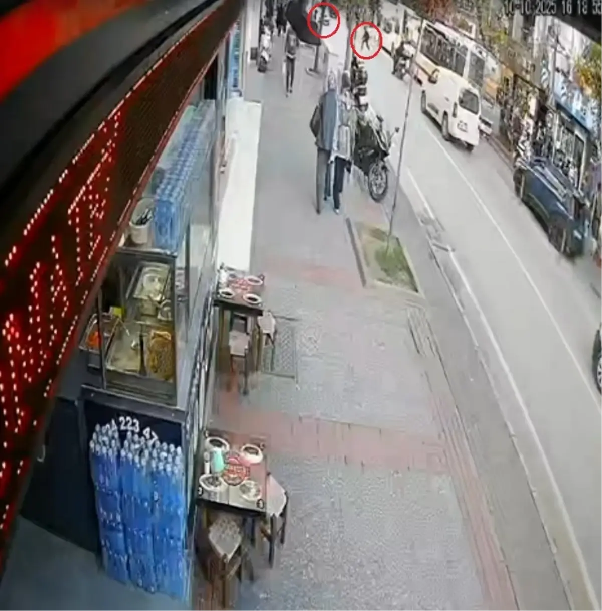 Bursa'da Otomobil Yaya ve Ağaca Çarptı