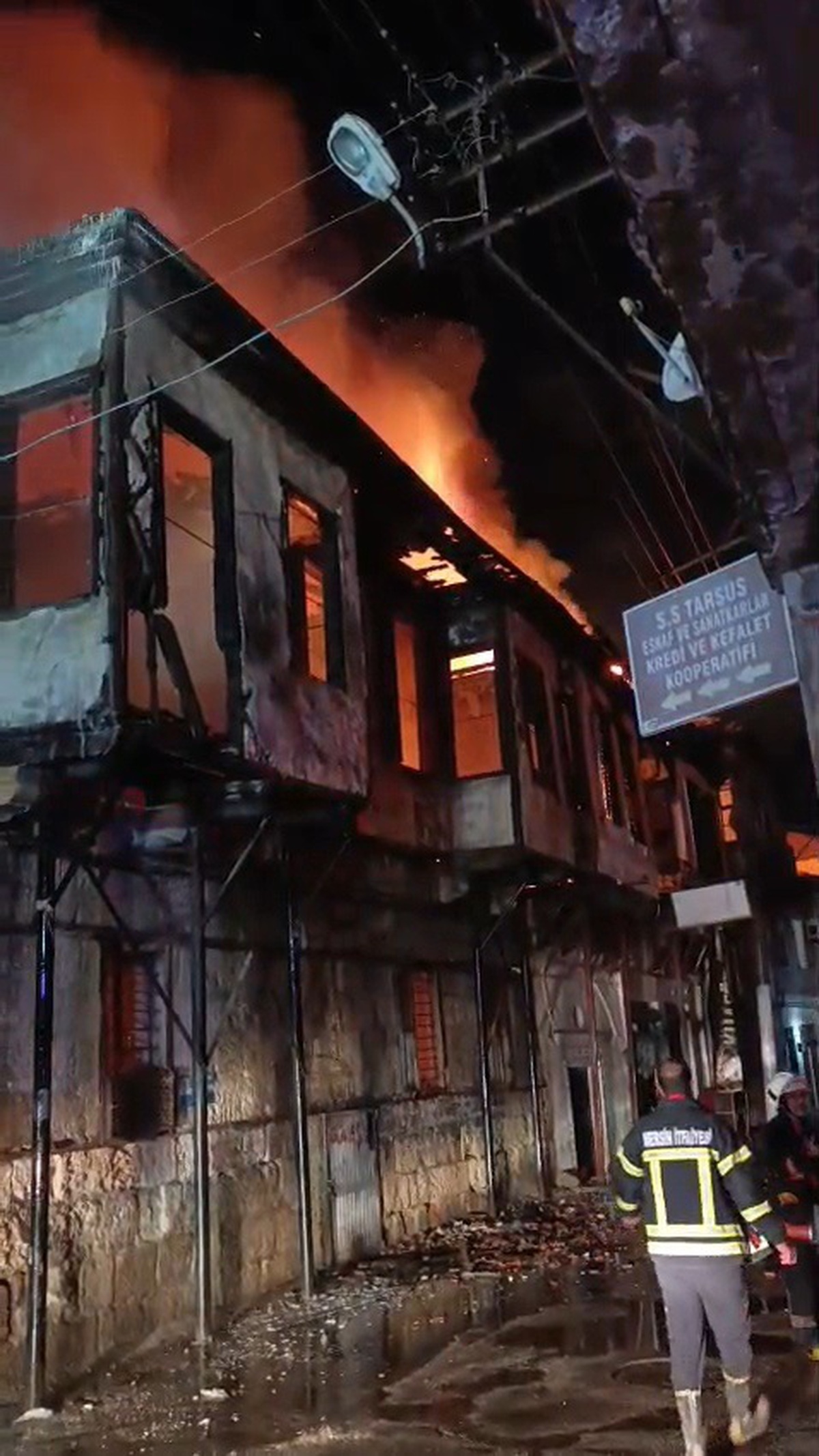 Tarsus'ta Yangın: İki Ahşap Ev Küle Döndü