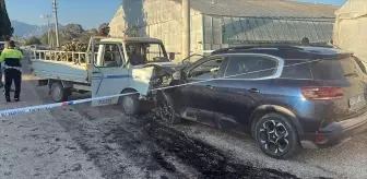 Antalya'da Otomobil ile Kamyonet Çarpıştı: 3 Yaralı